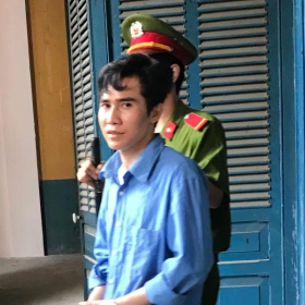 CHIA TAY ĐÒI QUÀ CÒN PHÓNG LỬA ĐỐT NGƯỜI YÊU CHIA TAY ĐÒI QUÀ CÒN PHÓNG LỬA ĐỐT NGƯỜI YÊU